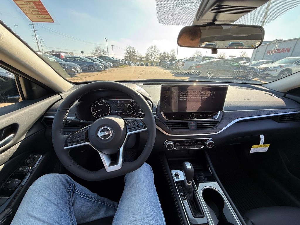 Nissan Altima Vehicle Full-screen Gallery Image 15