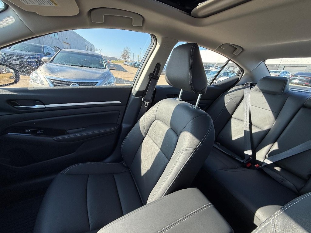 Nissan Altima Vehicle Full-screen Gallery Image 16