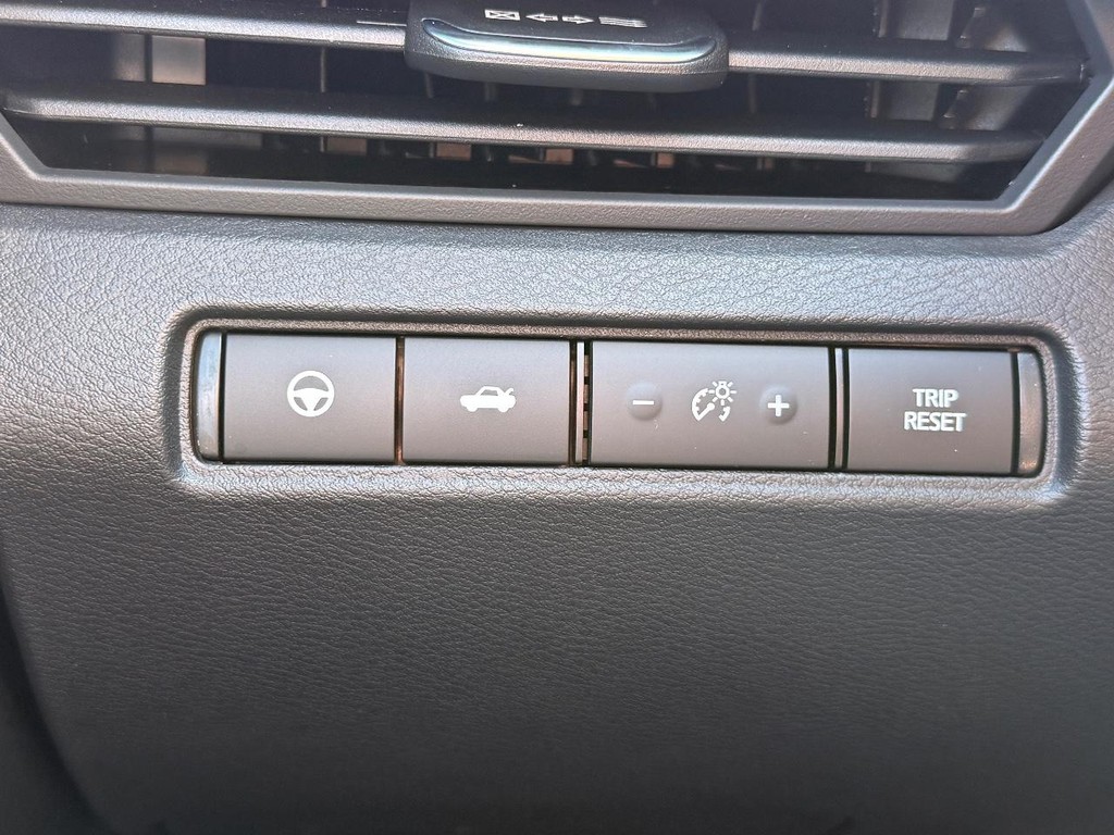 Nissan Altima Vehicle Full-screen Gallery Image 17