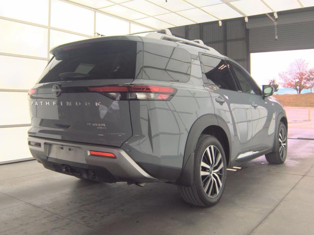 Nissan Pathfinder Vehicle Full-screen Gallery Image 02