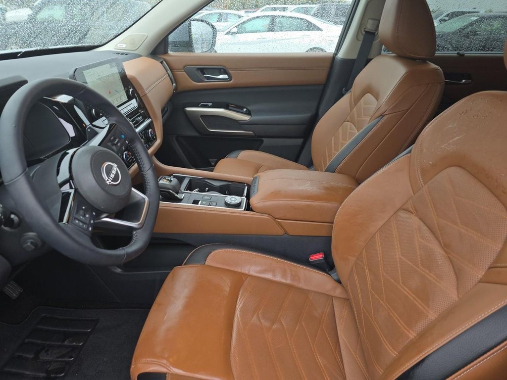 Nissan Pathfinder Vehicle Full-screen Gallery Image 03