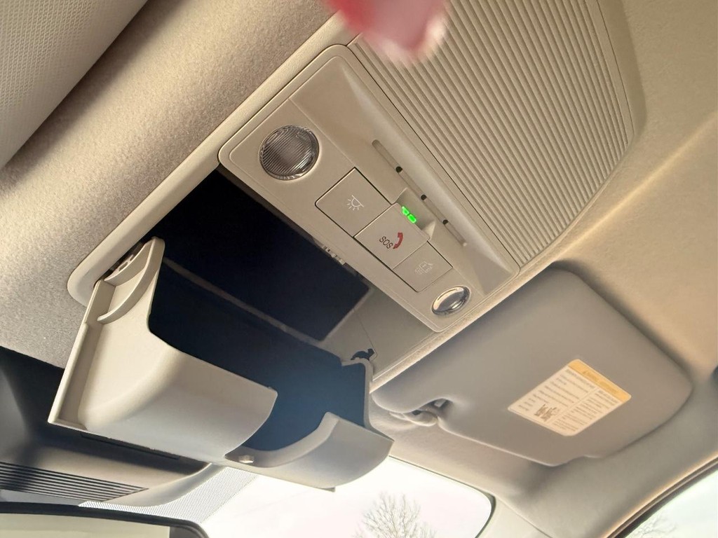 Nissan Kicks Vehicle Full-screen Gallery Image 02