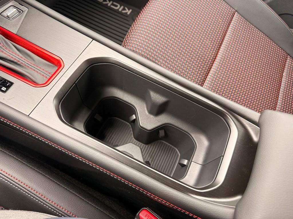 Nissan Kicks Vehicle Full-screen Gallery Image 05