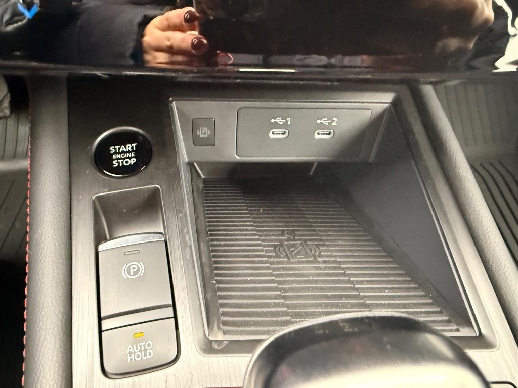 Nissan Kicks Vehicle Full-screen Gallery Image 06