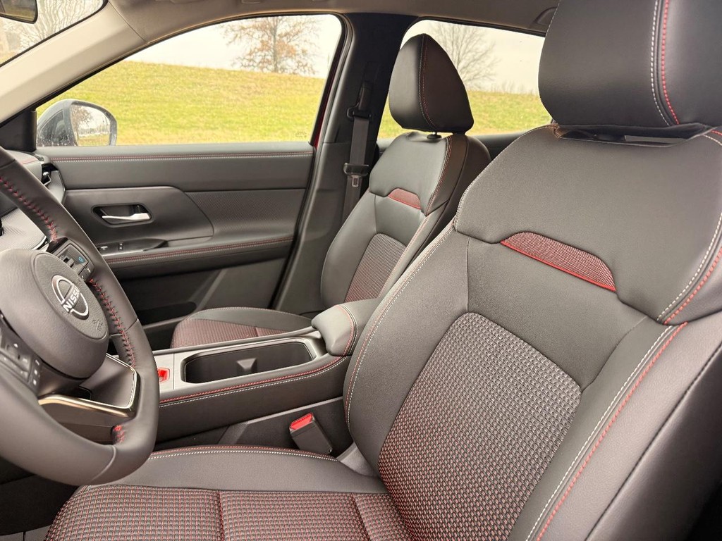 Nissan Kicks Vehicle Full-screen Gallery Image 12