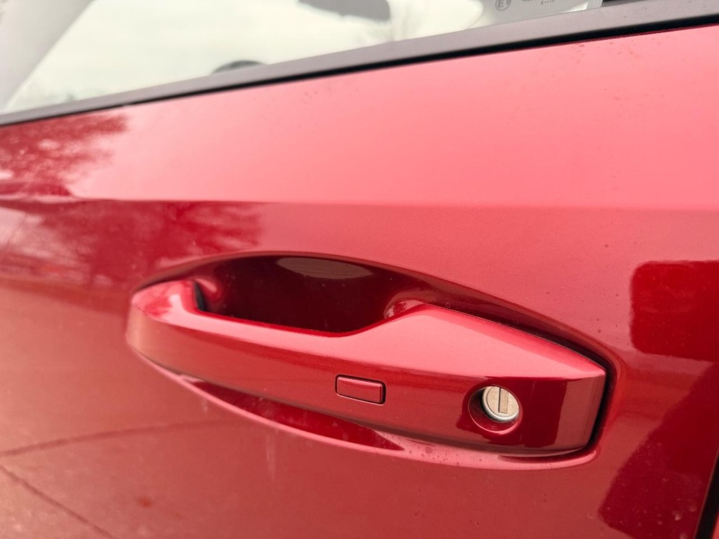 Nissan Kicks Vehicle Full-screen Gallery Image 13