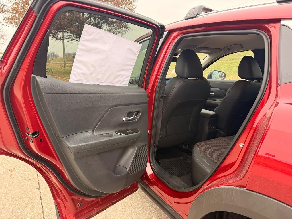 Nissan Kicks Vehicle Full-screen Gallery Image 15