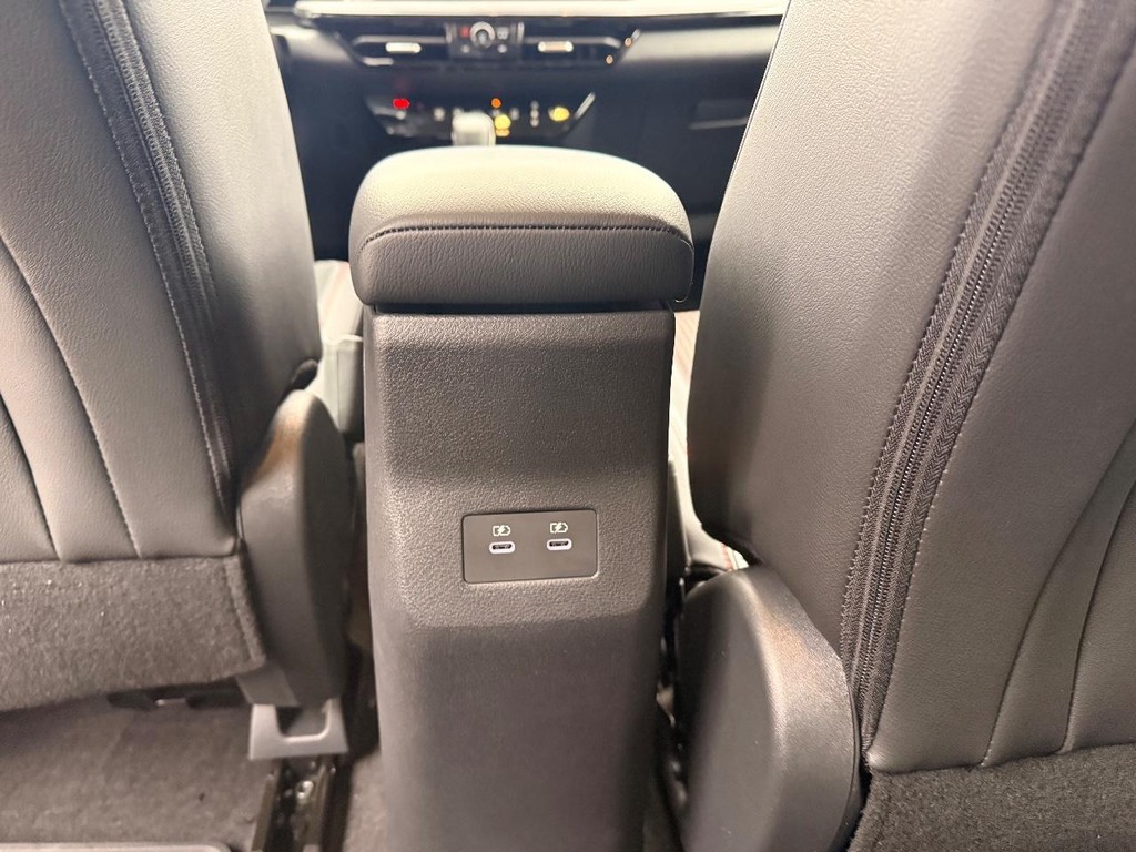 Nissan Kicks Vehicle Full-screen Gallery Image 17