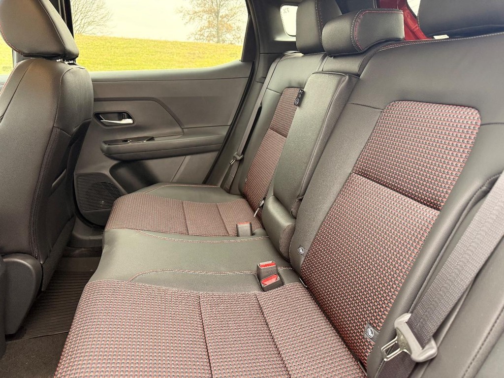 Nissan Kicks Vehicle Full-screen Gallery Image 18