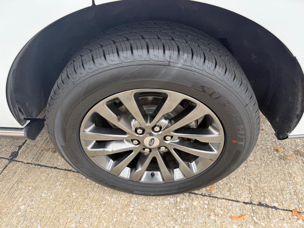 Ford Expedition Vehicle Full-screen Gallery Image 10