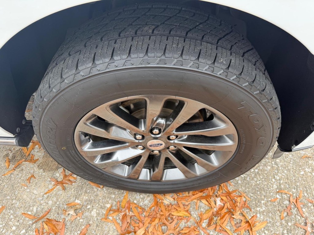 Ford Expedition Vehicle Full-screen Gallery Image 11