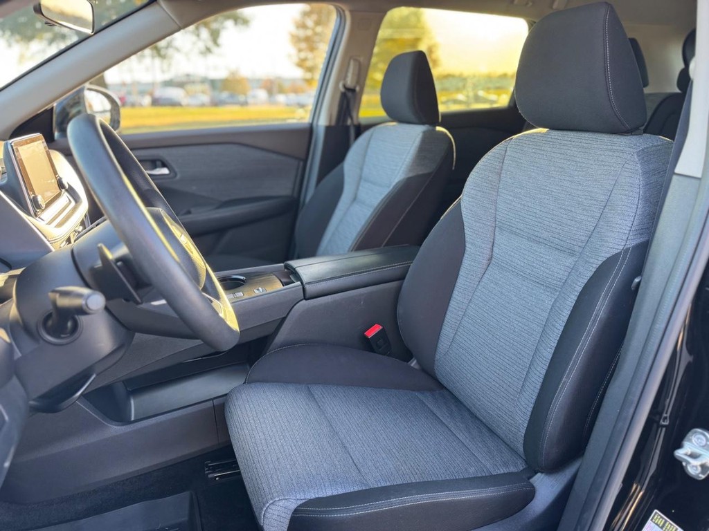 Nissan Rogue Vehicle Full-screen Gallery Image 02