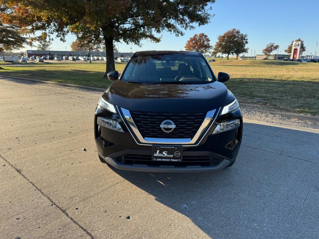 Nissan Rogue Vehicle Full-screen Gallery Image 03