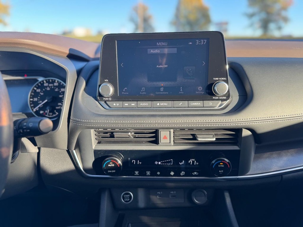 Nissan Rogue Vehicle Full-screen Gallery Image 04