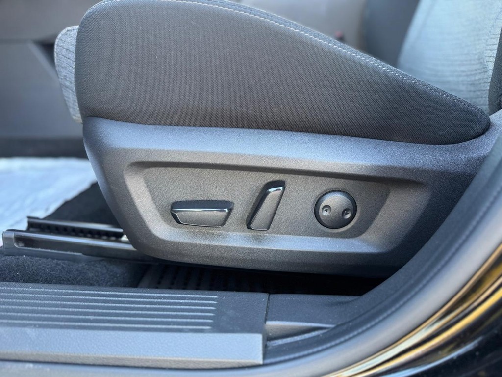 Nissan Rogue Vehicle Full-screen Gallery Image 07