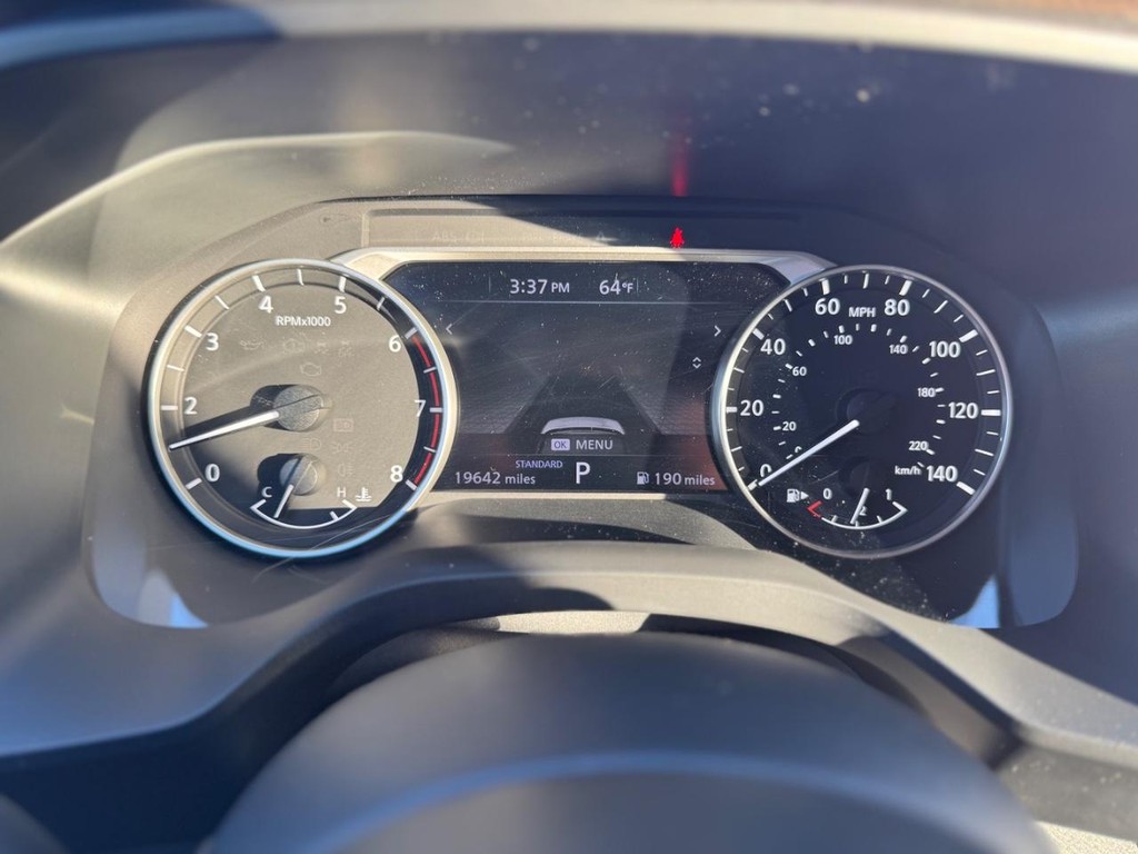 Nissan Rogue Vehicle Full-screen Gallery Image 08