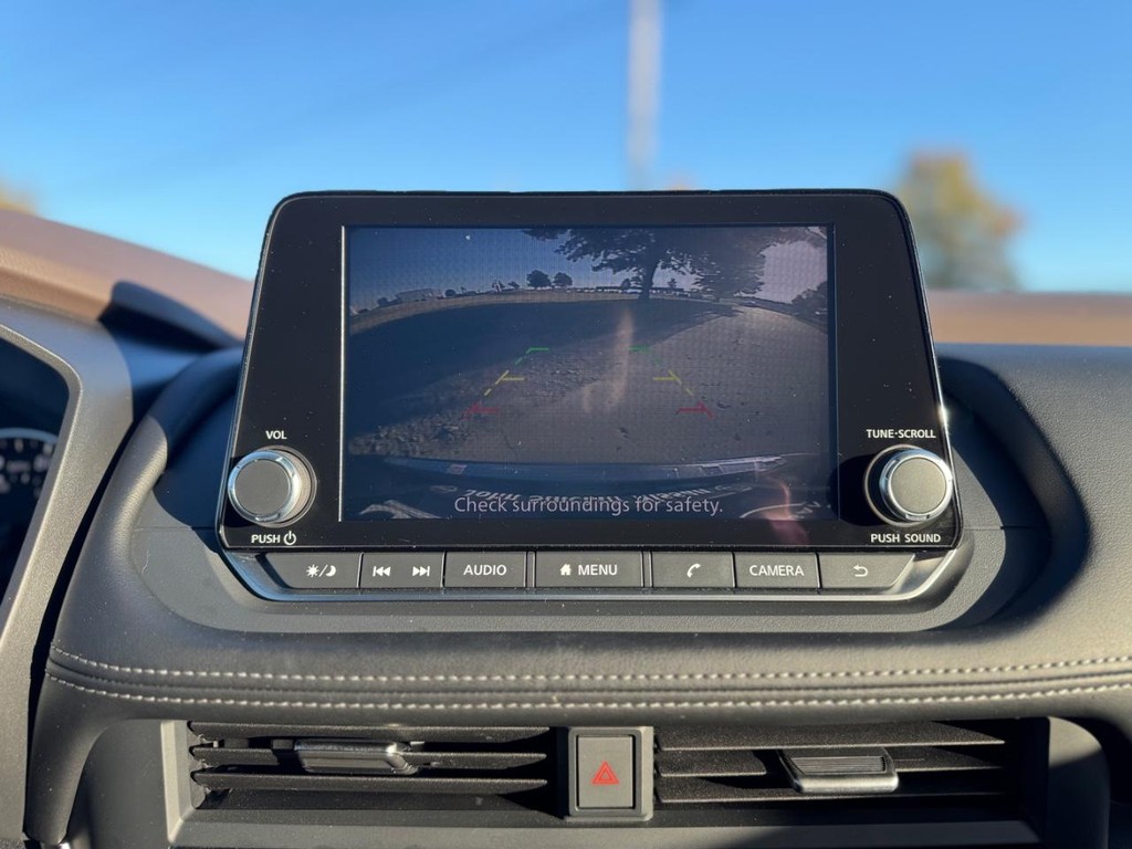 Nissan Rogue Vehicle Full-screen Gallery Image 09