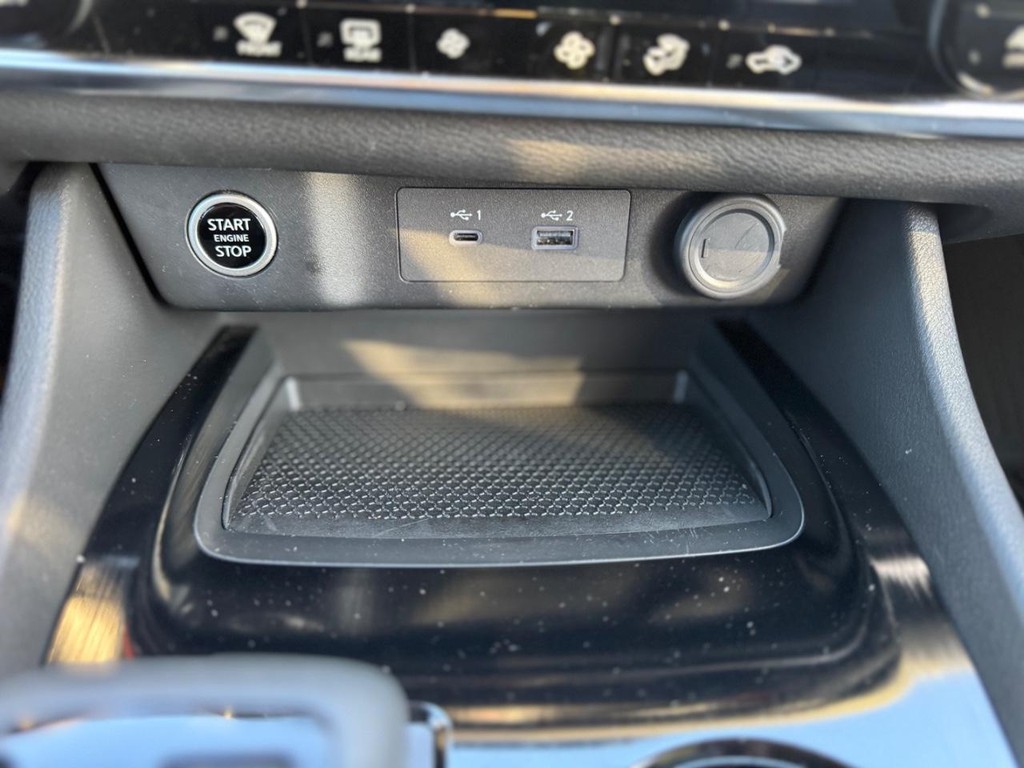 Nissan Rogue Vehicle Full-screen Gallery Image 10