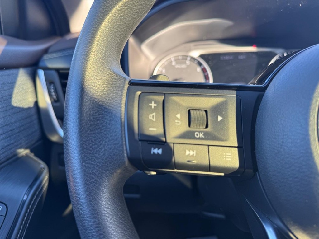 Nissan Rogue Vehicle Full-screen Gallery Image 13