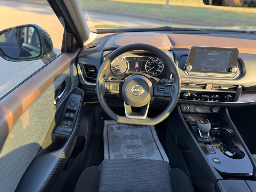 Nissan Rogue Vehicle Full-screen Gallery Image 17