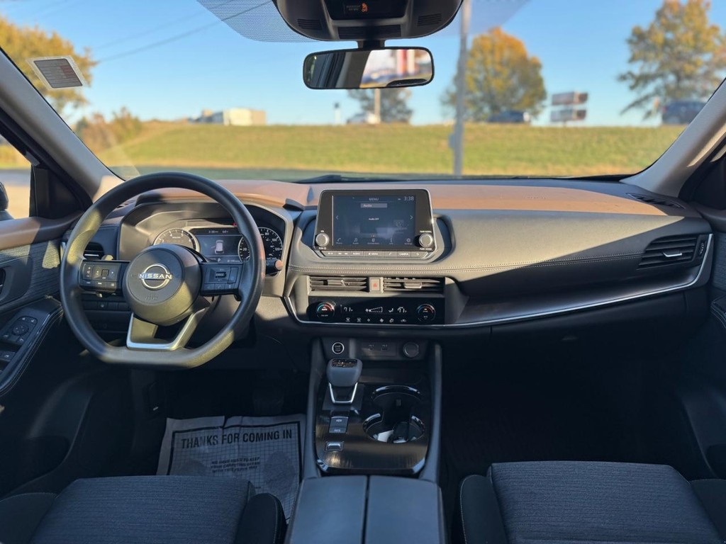 Nissan Rogue Vehicle Full-screen Gallery Image 18