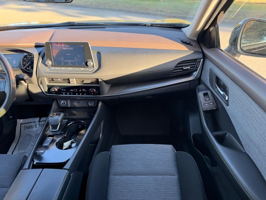 Nissan Rogue Vehicle Full-screen Gallery Image 19