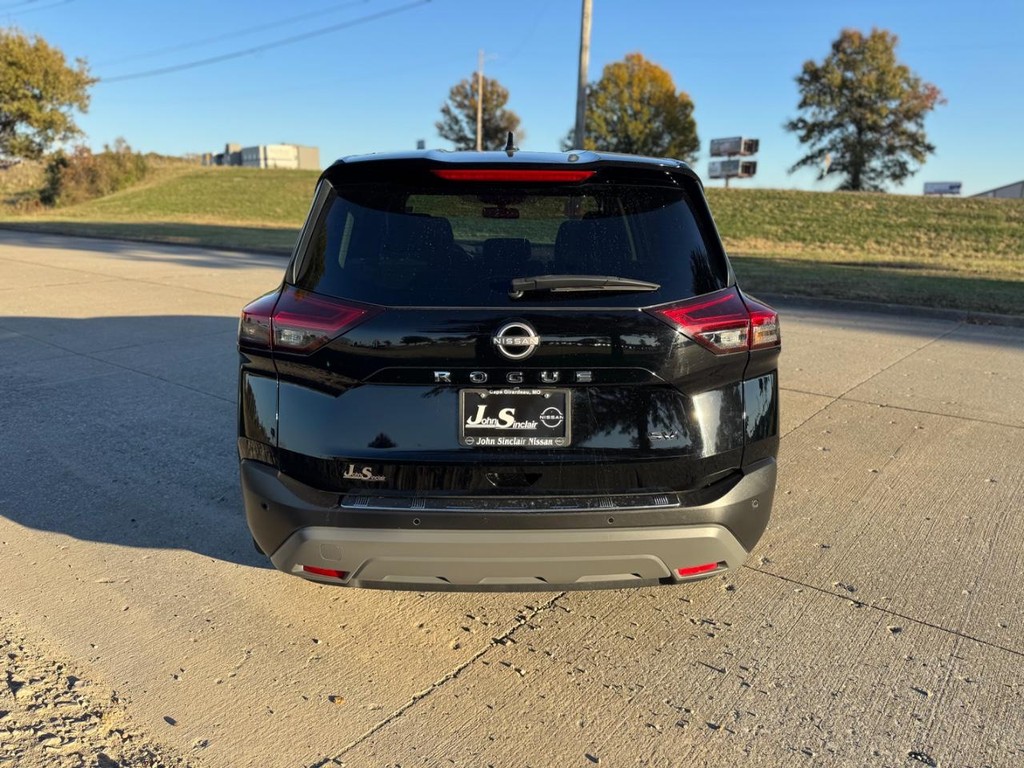 Nissan Rogue Vehicle Full-screen Gallery Image 21