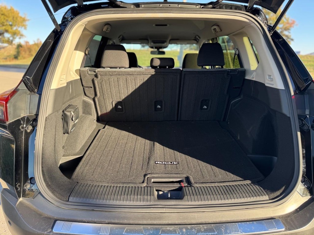 Nissan Rogue Vehicle Full-screen Gallery Image 22