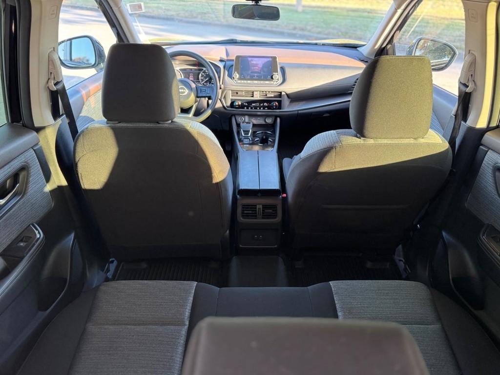 Nissan Rogue Vehicle Full-screen Gallery Image 23