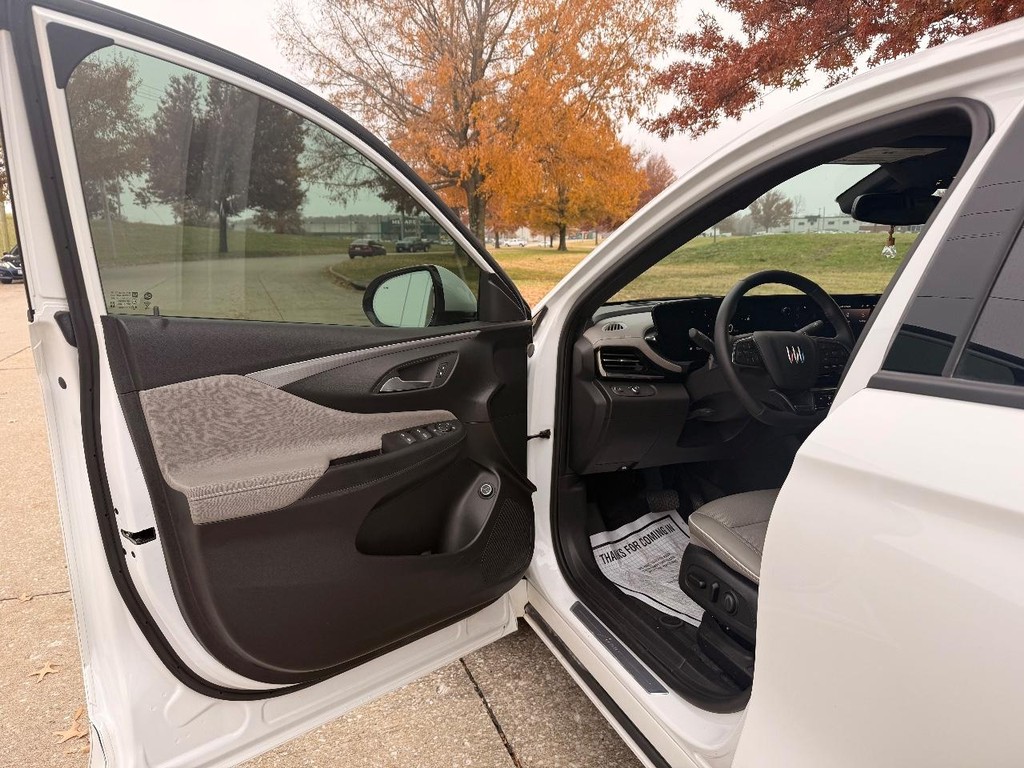 Buick Envista Vehicle Full-screen Gallery Image 14