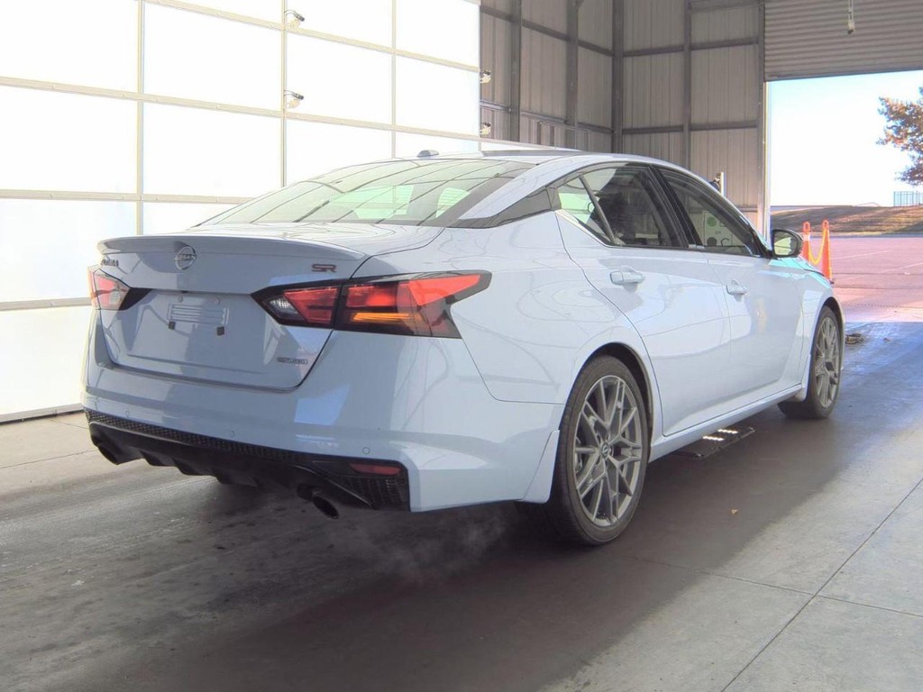 Nissan Altima Vehicle Full-screen Gallery Image 02