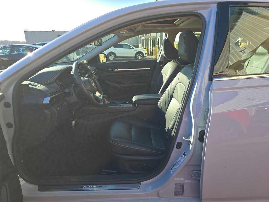 Nissan Altima Vehicle Full-screen Gallery Image 03