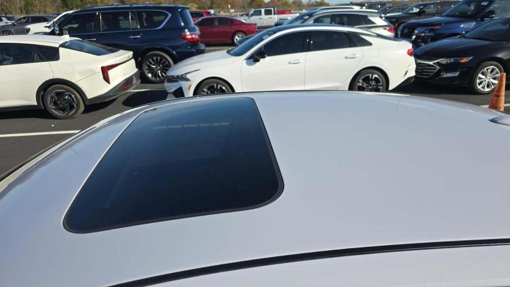 Nissan Altima Vehicle Full-screen Gallery Image 04