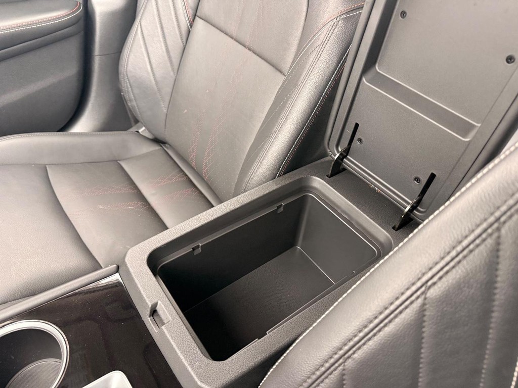 Nissan Altima Vehicle Full-screen Gallery Image 05