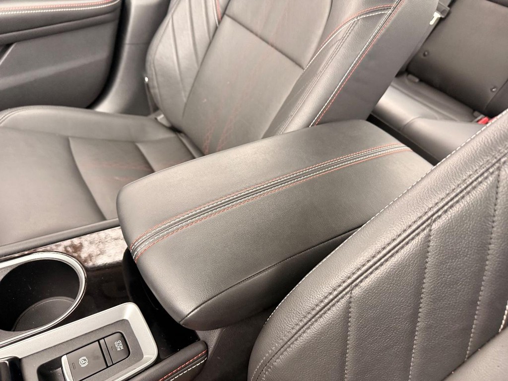 Nissan Altima Vehicle Full-screen Gallery Image 06