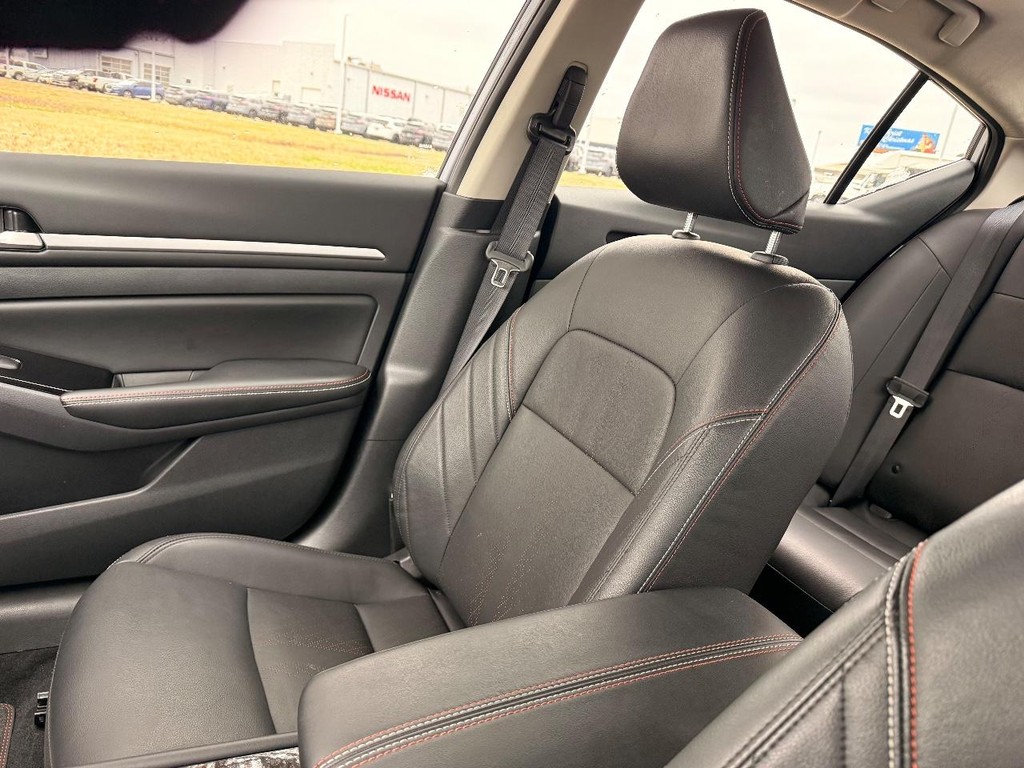 Nissan Altima Vehicle Full-screen Gallery Image 07