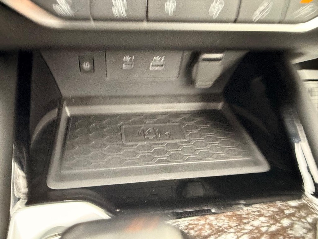 Nissan Altima Vehicle Full-screen Gallery Image 09