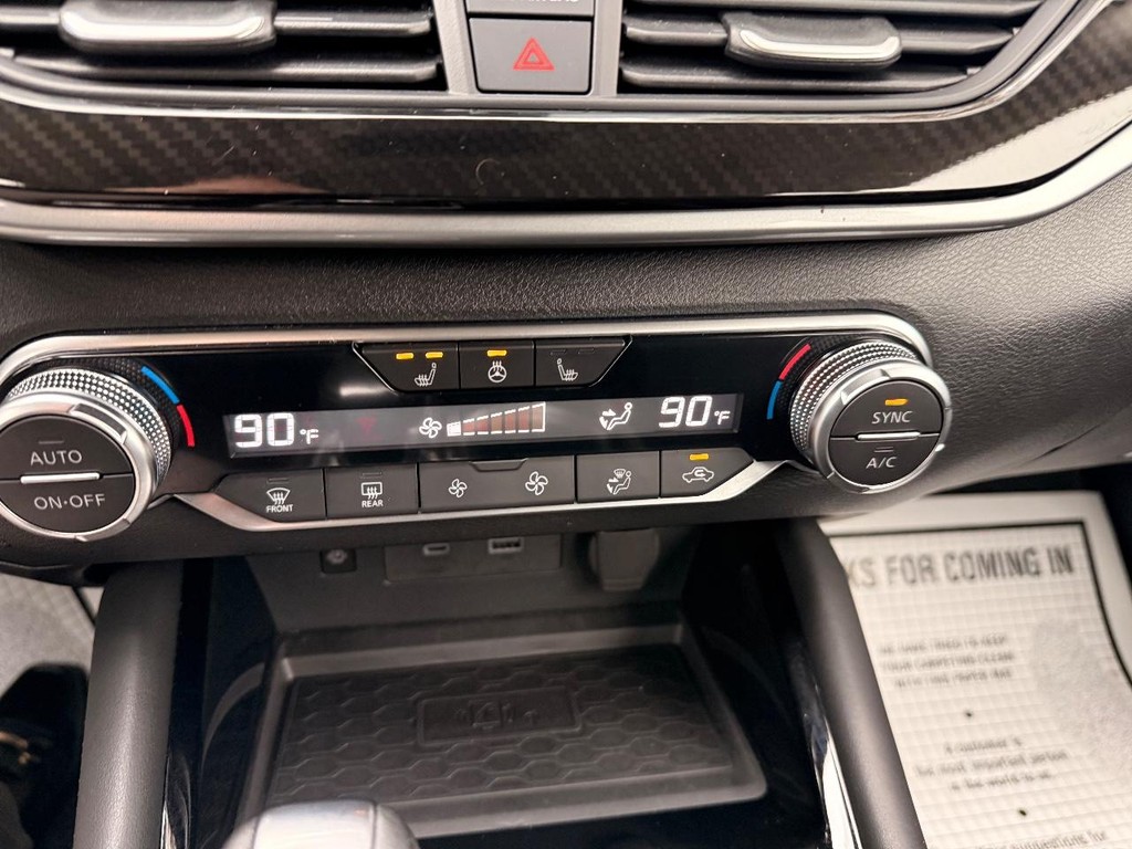 Nissan Altima Vehicle Full-screen Gallery Image 10