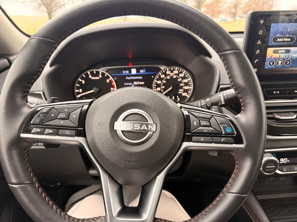 Nissan Altima Vehicle Full-screen Gallery Image 13