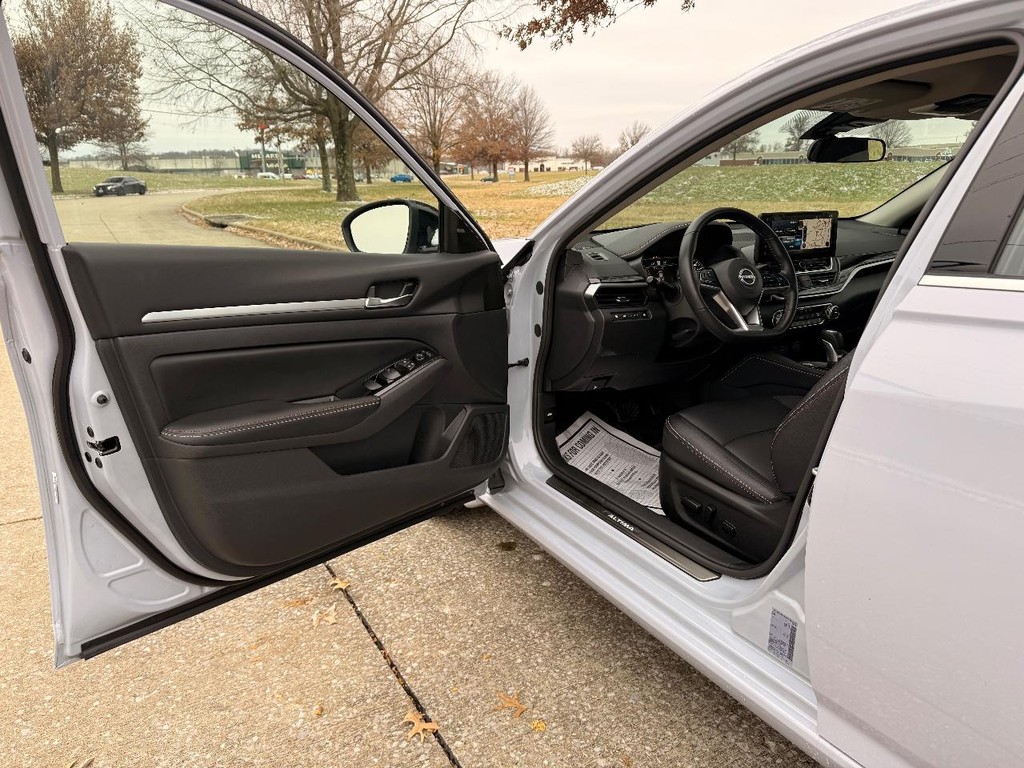 Nissan Altima Vehicle Full-screen Gallery Image 16