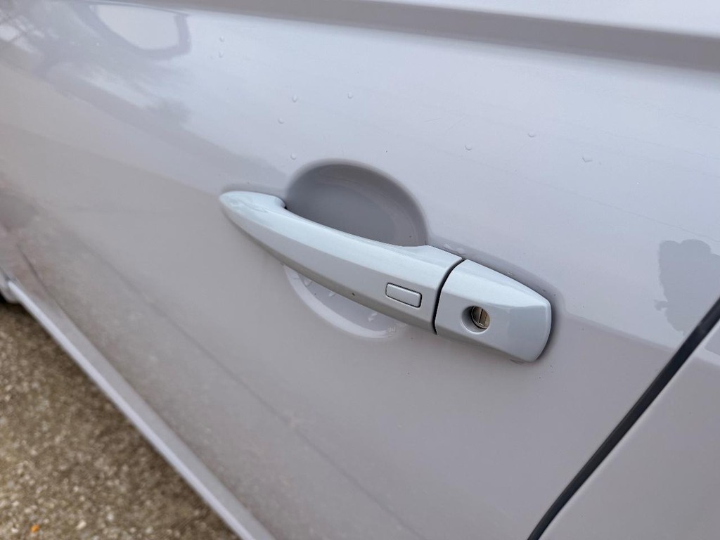 Nissan Altima Vehicle Full-screen Gallery Image 17