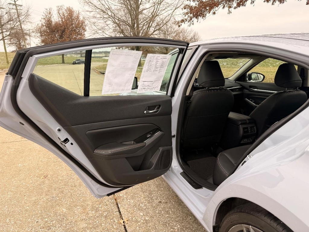 Nissan Altima Vehicle Full-screen Gallery Image 18