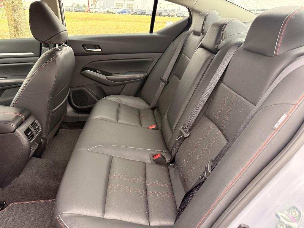 Nissan Altima Vehicle Full-screen Gallery Image 22