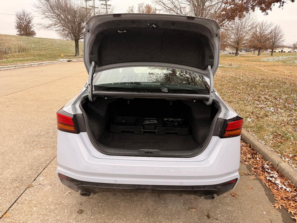 Nissan Altima Vehicle Full-screen Gallery Image 23