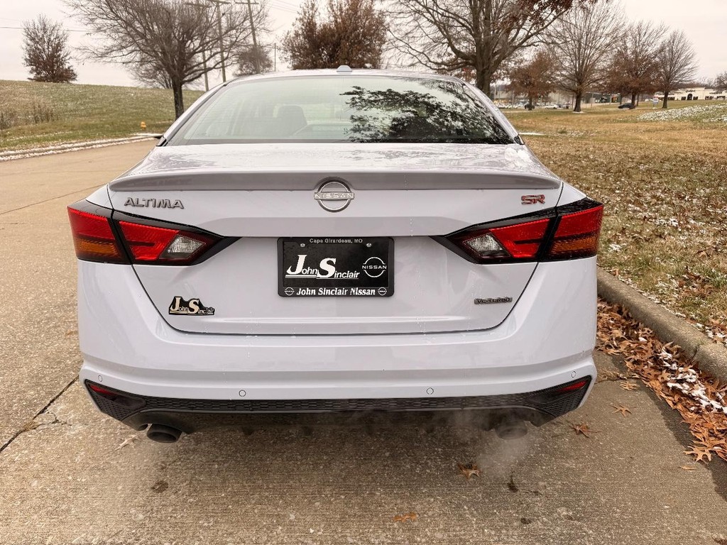 Nissan Altima Vehicle Full-screen Gallery Image 24