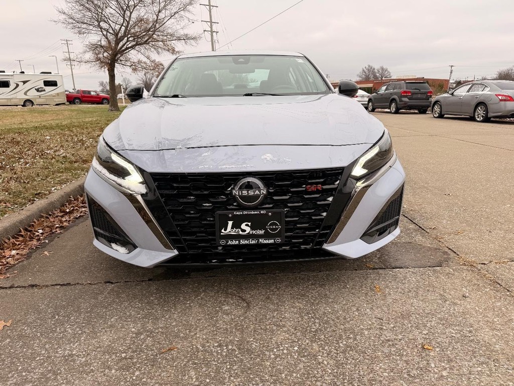 Nissan Altima Vehicle Full-screen Gallery Image 26