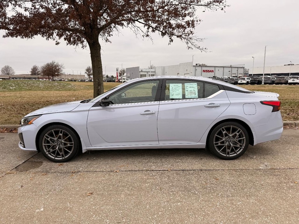 Nissan Altima Vehicle Full-screen Gallery Image 27