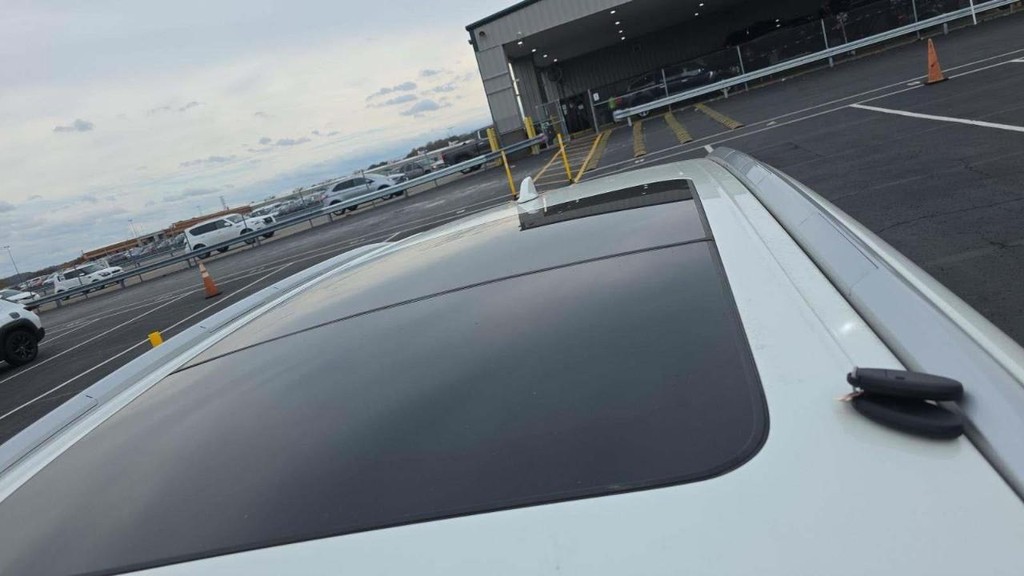 Nissan Murano Vehicle Full-screen Gallery Image 03