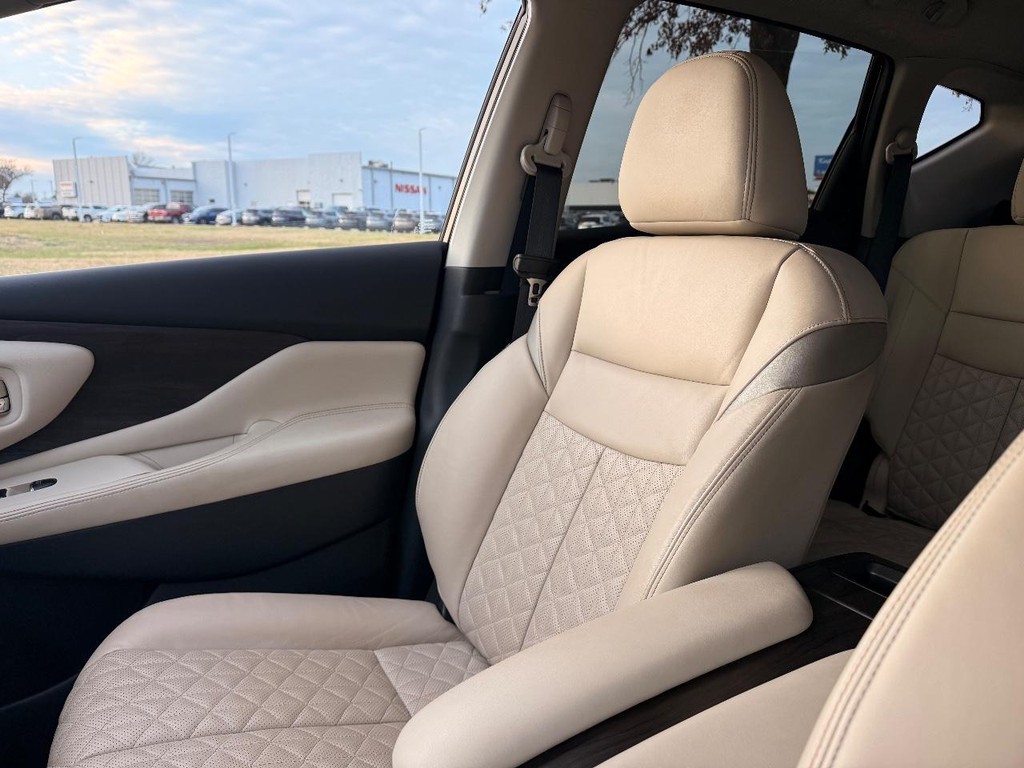 Nissan Murano Vehicle Full-screen Gallery Image 06