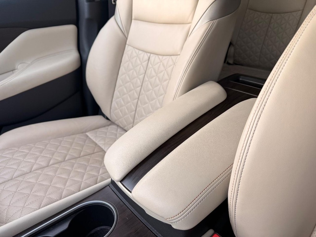 Nissan Murano Vehicle Full-screen Gallery Image 07